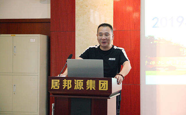業(yè)務(wù)經(jīng)理代表李志江分享了自身多年的銷售經(jīng)驗(yàn)以及對(duì)公司未來(lái)的展望。 業(yè)務(wù)經(jīng)理代表李志江分享了自身多年的銷售經(jīng)驗(yàn)以及對(duì)公司未來(lái)的展望。